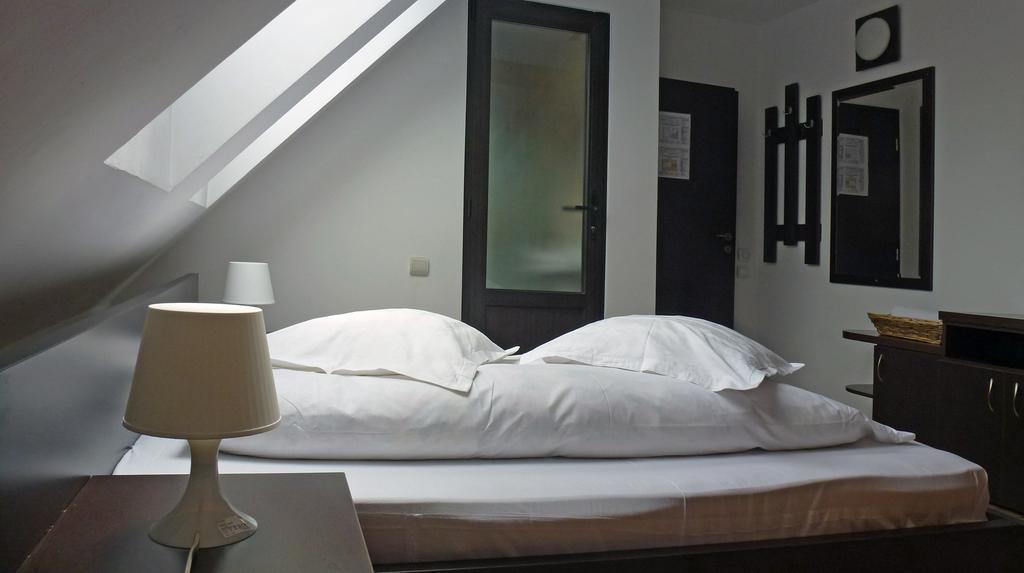 Hotel Sura Pietrei Craiului à Zărneşti Extérieur photo
